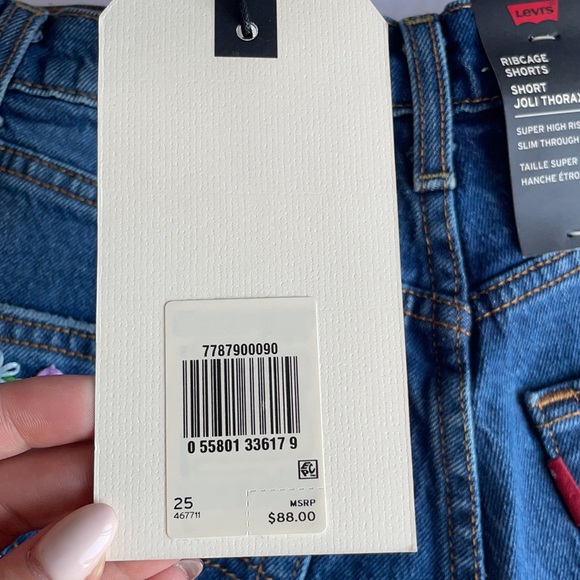BNWT Levi’s Ribcage Jean Shorts Embroidered Super High-Rise | Size 25” waist - Picture 3 of 9